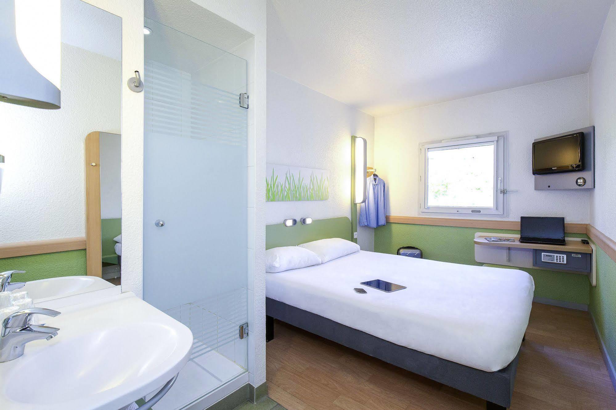 Hotel First 2*